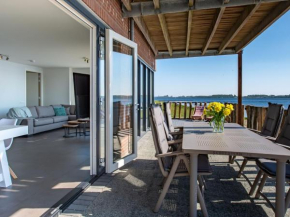 Exclusive apartment on the ground floor directly located on the water